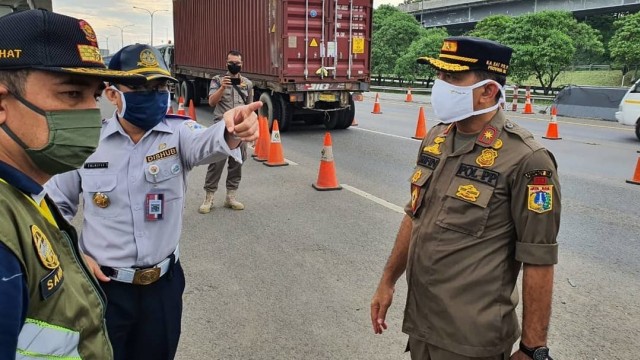 Kasatpol PP DKI Jakarta Arifin cek posko pemeriksaan surat izin keluar masuk Jakarta. Foto: Instagram/ @satpolpp.dki