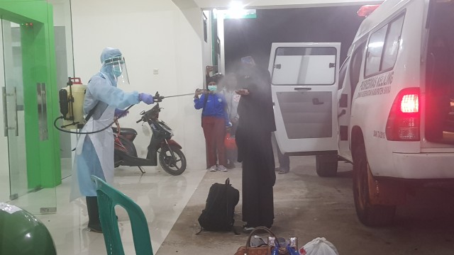Warga yang dinyatakan reakrif rapid test divekuasi untuk menjalani karantina di Puskesmas Waigete, Kabupaten Sikka, Kamis (21/5/2020) malam. Foto: Mario WP Sina.