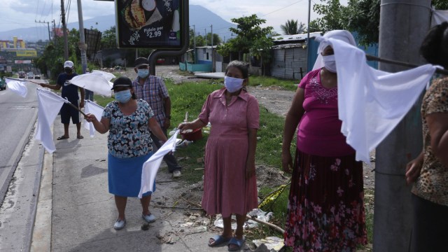 Warga terdampak lockdown karena corona meminta makanan di Soyapango, El Salvador. Foto: Reuters/Victor Pena