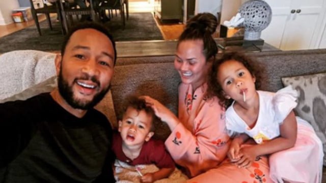 Para selebriti hollywood saat di rumah aja bersama anak-anaknya. Foto: Instagram @chrissyteigen