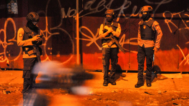 Sejumlah petugas kepolisian berjaga di ruko yang rusak pascabentrokan ormas di Kranji, Bekasi, Jawa Barat, Kamis (21/5). Foto: ANTARA FOTO/Fakhri Hermansyah