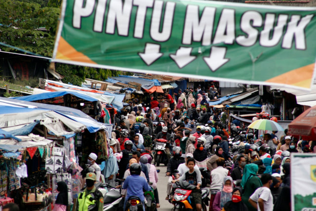 Warga memadati Pasar Cisarua, Kabupaten Bogor, Jawa Barat, Kamis (21/5). Foto: ANTARA FOTO/Yulius Satria Wijaya