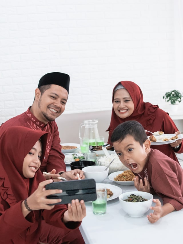 Ilustrasi lebaran bersama keluarga di rumah aja. Foto: Shutter Stock