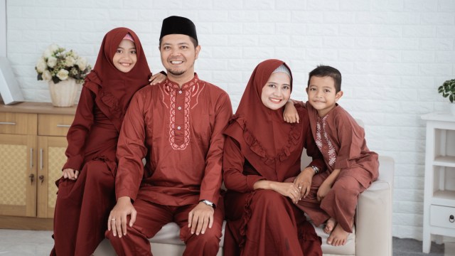 Ilustrasi Lebaran bersama keluarga di rumah aja. Foto: Shutter Stock