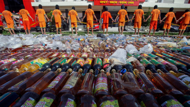 Tersangka dihadirkan saat ungkap kasus tindak pidana operasi pekat dan pemusnahan barang bukti miras di Polres Bogor, Cibinong, Kabupaten Bogor, Jawa Barat. Foto: ANTARA FOTO/Yulius Satria Wijaya