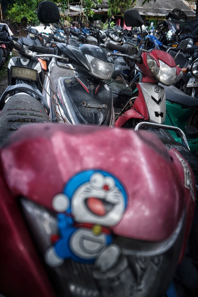 Ratusan sepeda motor di tempat penampungan di Teluk Pucung, Bekasi Utara, Jawa Barat. Foto: Iqbal Firdaus/kumparan