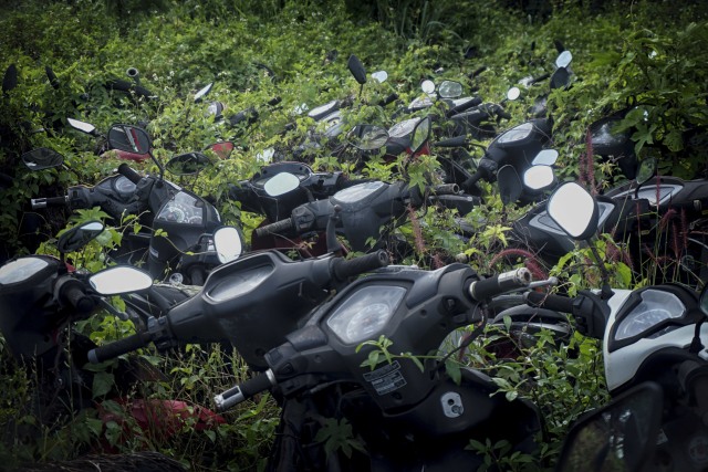 Ratusan sepeda motor dipenuhi ilalang di tempat penampungan di Teluk Pucung, Bekasi Utara, Jawa Barat. Foto: Iqbal Firdaus/kumparan