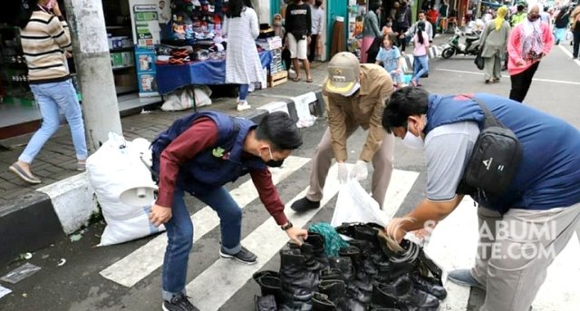 Wali Kota Sukabumi bantu jajarannya singkirkan lapak di badan jalan Ahmad Yani pada PSBB jilid 2 | Sumber Foto:humas kota sukabumI