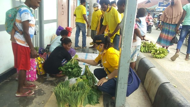 Jaquilina Claudia Kader Partai Golkar Kaimana saat berbelanja pangan lokal milik mama - mama Papua di Pertokoan Kaimana. Foto: Arfat Jempot