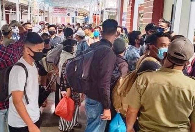 Penumpang Berjubel Abaikan Physical Distancing di Pelabuhan Tanjungbalai Karimun