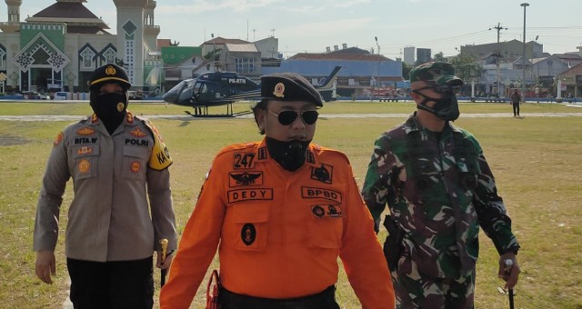 Wali Kota Tegal Dedy Yon didampingi Dandim 0712/Tegal Letkol Inf. Richard Arnold  dan Kapolres Tegal Kota AKBP Rita Wulandari  berjalan usai turun dari helikopter di Alun-alun Kota Tegal, Jumat (22/5/2020)