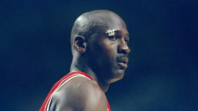Michael Jordan dalam pertandingan final Wilayah Timur NBA 1998 menghadapi Indiana Pacers. Foto: Getty Images/Vincent Laforet