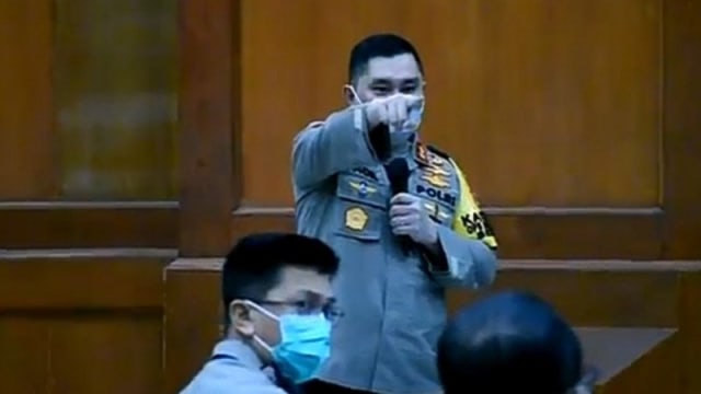 Kapolda Metro Jaya Irjen Muhammad Fadil Imran menegur kapolsek yang mengantuk pada saat rapat rapat koordinasi pembentukan kampung tangguh penanganan COVID-19. Foto: ANTARA/HO-Bagus-Pemkot Surabaya