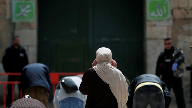 Ilustrasi Umat Muslim Salat di luar Masjid Al-Aqsa. Dok: REUTERS/Ammar Awad
