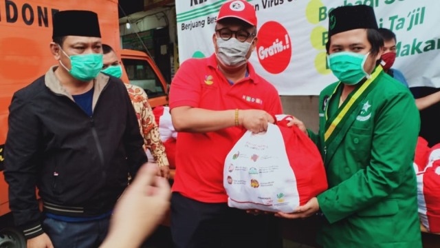 Kemensos salurkan bantuan sembako ke mahasiswa rantau. Foto: Dok. Kemensos