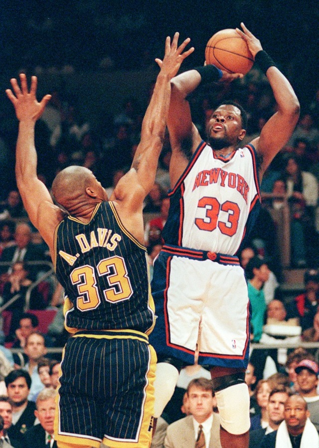 Patrick Ewing (kanan) berlaga di final Wilayah Timur NBA 1999 menghadapi Indiana Pacers. Foto: AFP/Stan Honda