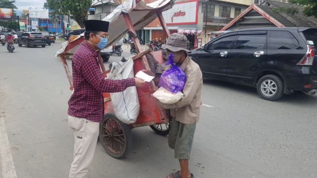 Pemberian bantuan dari kumparanDerma dan Dcode untuk pemulung barang bekas terdampak COVID-19 di Palu. Foto: PALU POSO