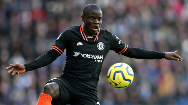 N'Golo Kante memperkuat Chelsea dalam pertandingan Premier League 2019/20 menghadapi Leicester City. Foto: Reuters/Chris Radburn
