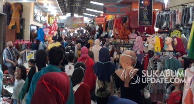 H-1 menjelang hari raya Idul Fitri, warga nampak memadati pasar-pasar tradisional di Kabupaten Sukabumi, diantaranya Pasar Semi Modern Palabuhanratu yang disesaki pembeli sejak Sabtu (23/5/2020) pagi. | Sumber Foto:Nandi