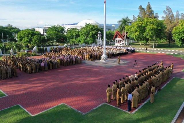 Ubena peugawe (ASN) ngon awak kontrak bak kanto Gubernur Aceh watee teungoh geuikot apel. Foto: Abdul Hadi/acehkini