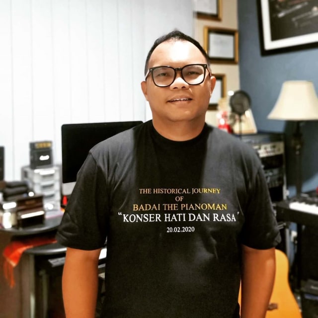 Badai eks Kerispatih yang tegur Indira Kalistha karena tak terima lirik lagunya dipelesetkan. Foto: Instagram @_.badaithepianoman