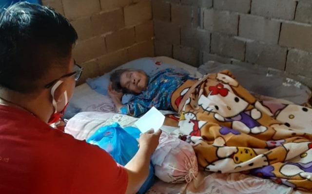 Ibu-ibu Penerima Paket Sembako Kumparan Tak Bisa Tahan Air Mata