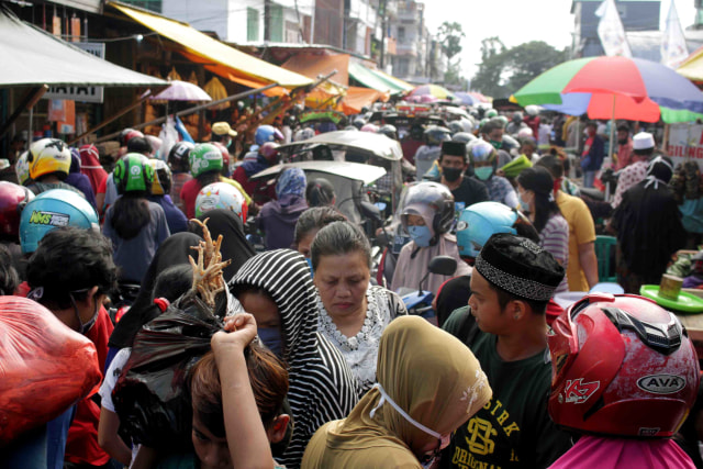 Warga memadati Pasar Terong di Makassar, Sulawesi Selatan, Sabtu (23/5). Foto: ANTARA FOTO/Arnas Padda