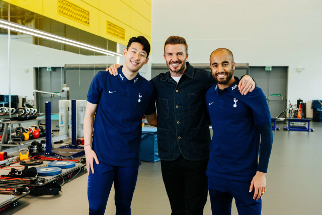 com-Penyerang Tottenham Hotspur, Son Heung-min (kiri) dan Lucas Moura (kanan) bersama AIA Global Ambassador, David Beckham.
 Foto: AIA