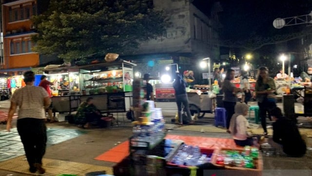 Kerumunan pedagang kaki lima (PKL) mengundang keramaian di malam takbiran di kawasan Kota Tua, Tamansari, Jakarta Barat, Sabtu (23/5/2020).  Foto: ANTARA/HO-Munir