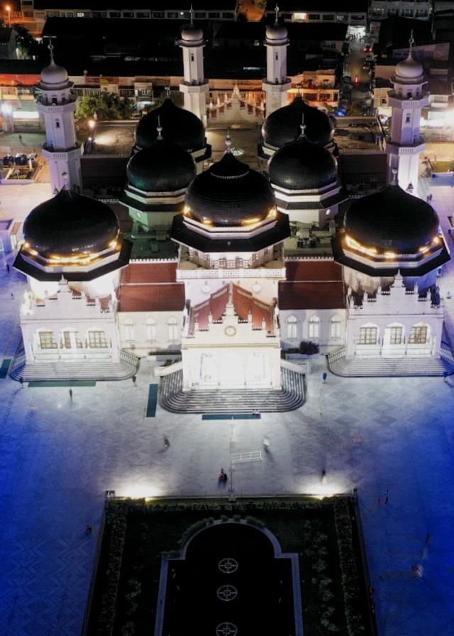 Sepinya malam lebaran di Masjid Raya Baiturrahman, Banda Aceh. Biasanya ramai. Foto: Abdul Hadi/acehkini 