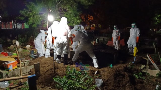 Prosesi pemakaman warga Kelurahan Ledok Wetan Kecamatan Bojonegoro Kota di tempat pemakaman umum Kelurahan Ledok Kulon Bojonegoro Kota. Sabtu (23/05/2020) malam