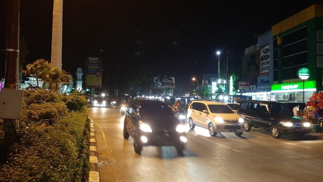 Suasana malam takbir di tengah bundaran simpang lima Banda Aceh. Foto: Zuhri Noviandi/kumparan