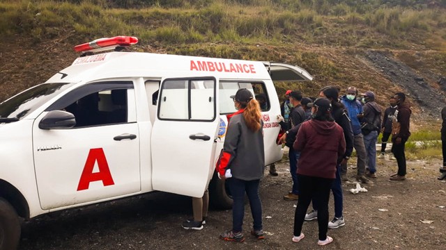 Evakuasi petugas medis yang ditembaki KKB di Intan Jaya, Papua. Foto: Dok. Istimewa