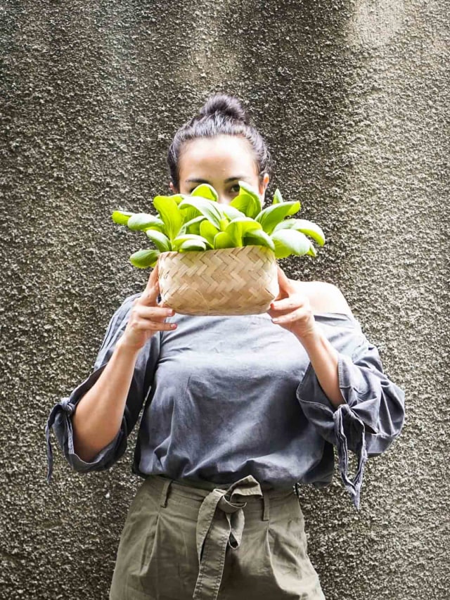 Atiqah Hasiholan berkebun saat di rumah aja. Foto: Instagram @atiqahhasiholan