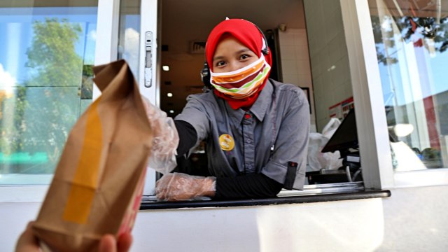 Ilustrasi pelayan restoran cepat saji. Foto: Meiliani/kumparan