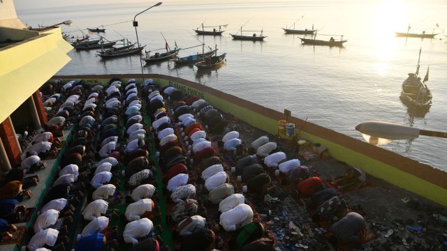 Umat muslim menunaikan Shalat Idul Fitri 1441 H di Masjid AL-Mabrur, Kenjeran, Surabaya, Jawa Timur. Foto: ANTARA FOTO/Zabur Karuru