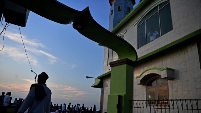 Umat muslim bersiap-siap menunaikan Shalat Idul Fitri 1441 H di Masjid AL-Mabrur, Kenjeran, Surabaya, Jawa Timur. Foto: ANTARA FOTO/Zabur Karuru