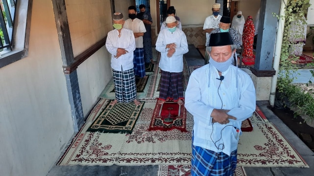 Warga saat melaksanakan salat Id di garasi rumah. Foto: Arfiansyah Panji Purnandaru/kumparan