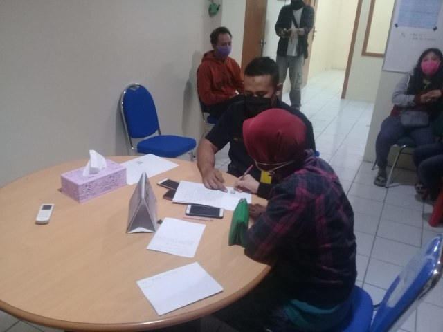 Salah satunya telah diamankan dan sedang menandatangani surat pernyataan dari manajemen Luwes Gading, Sabtu (23/05/2020)