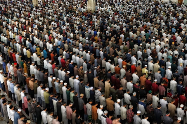 Jemaah Salat Id di Masjid Islamic Center, Kota Lhoksemawe, Aceh. Foto: Mirza Baihaqie 