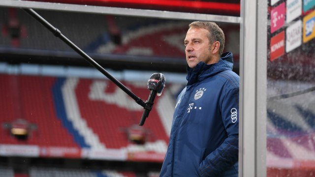 Pelatih Bayern Muenchen, Hansi Flick, diwawancarai usai pertandingan Bundesliga 2019/20 kontra Eintracht Frankfurt. Foto: AFP/Pool