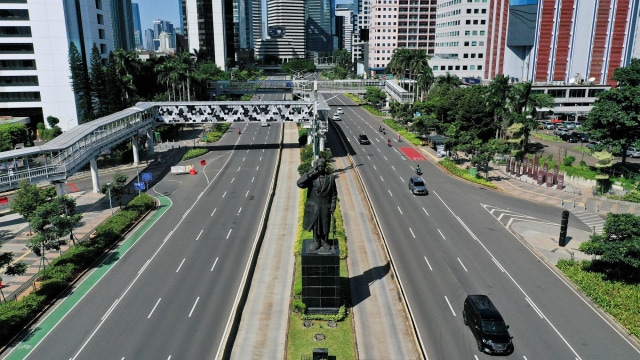 Foto udara suasana jalan Sudirman di Jakarta. Foto: ANTARA FOTO/Hafidz Mubarak A