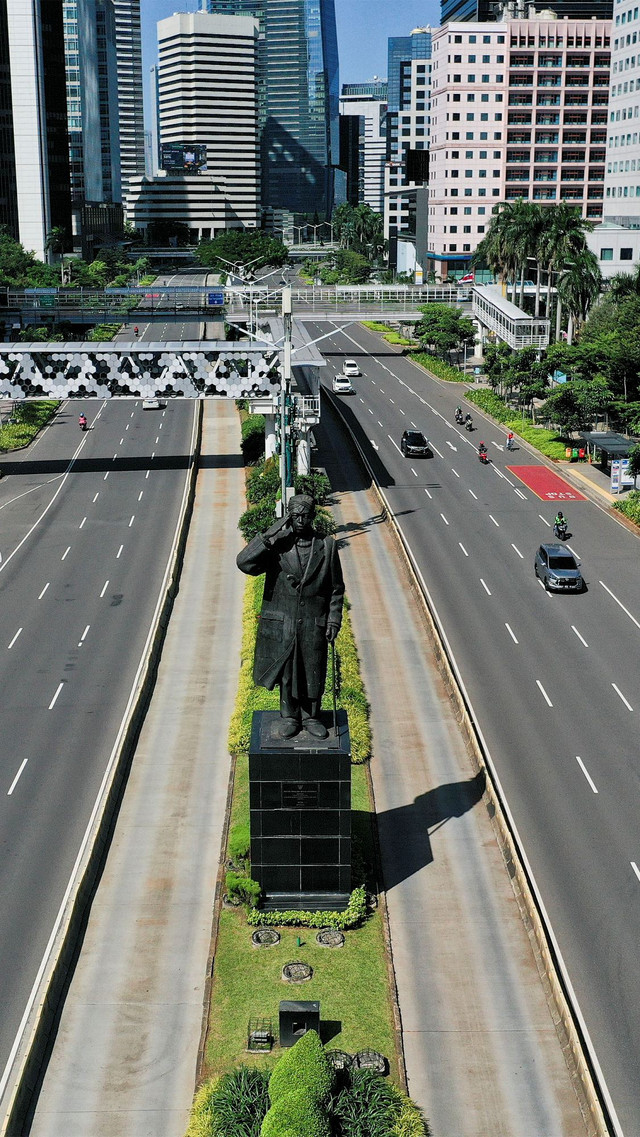Foto udara suasana jalan Sudirman di Jakarta. Foto: ANTARA FOTO/Hafidz Mubarak A