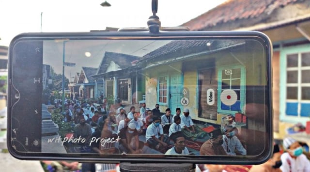 Warga Kemantren Purwosari Salat Ied di Jalan Kampung