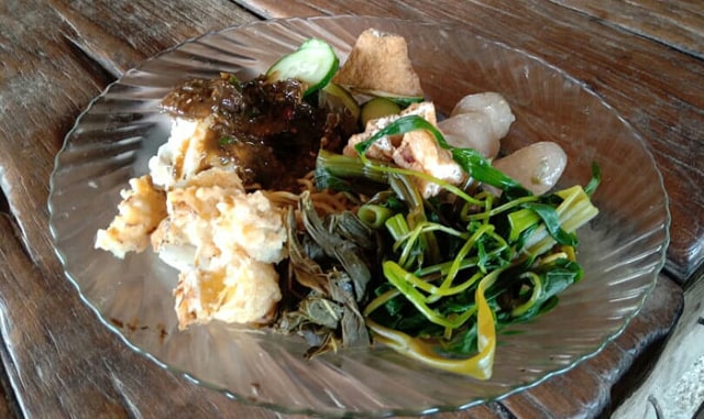 Rujak gamel, kuliner tradisional khas Cirebon yang saat ini sedang nge-hits di kalangan milenial. (Ciremaitoday)
