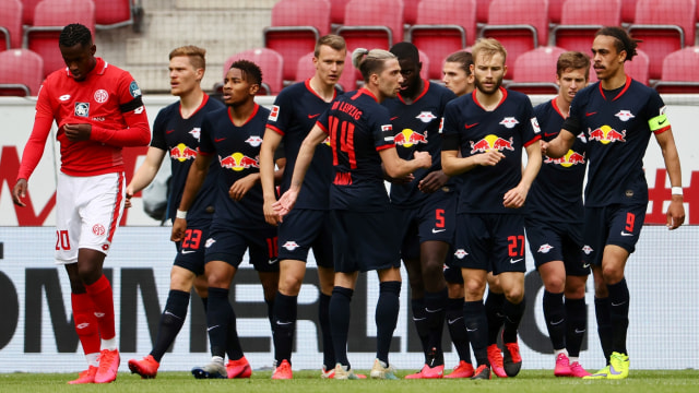 Para pemain RB Leipzig merayakan gol ke gawang Mainz. Foto: REUTERS/Kai Pfaffenbach