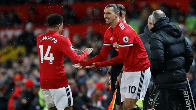 Zlatan menggantikan Lingard. (Foto: Reuters/Carl Recine)