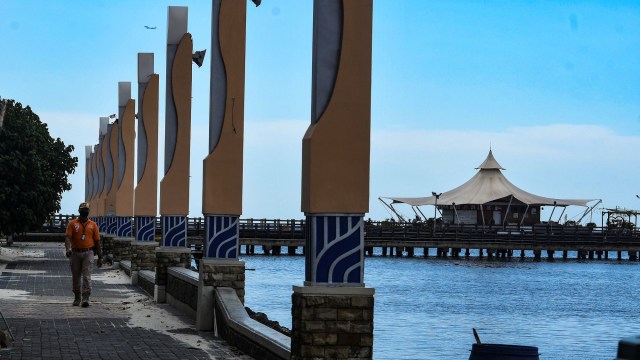 Petugas keamanan berpatroli di kawasan Pantai Timur Ancol di Jakarta. Foto: ANTARA FOTO/Muhammad Adimaja
