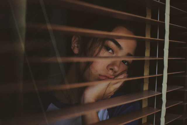 Ilustrasi kebosanan | Photo from Unsplash/Joshua Rawson-Harri