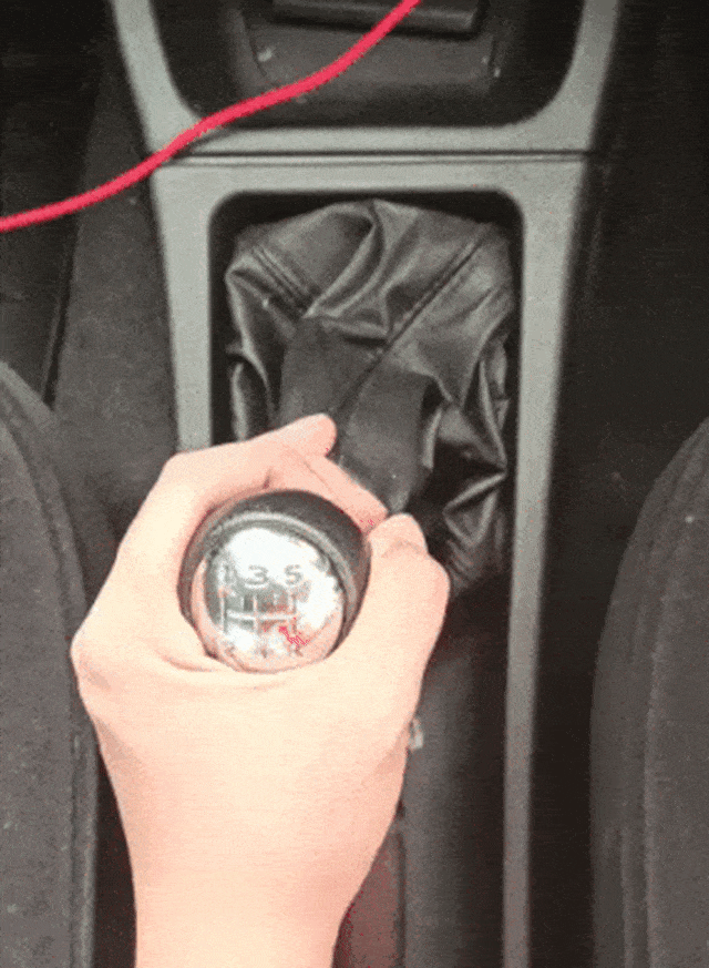 Ilustrasi oper gigi pada mobil manual. Foto: Muhammad Ikbal/kumparan